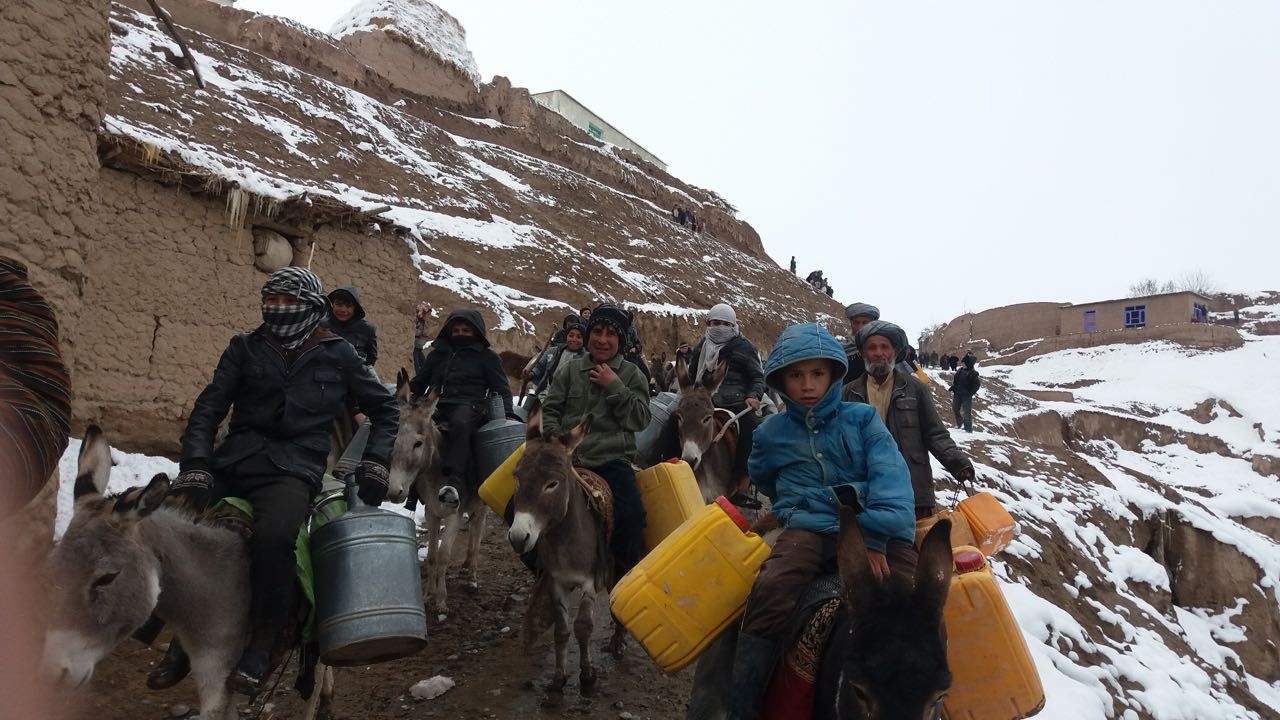 common purpose_Afganistan’ın Khost Şehrinde Su Kuyusu Açılışı Group of people carrying the water can seated on donkeys