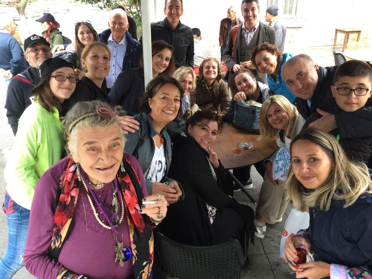common purpose_Dünya Yaşlılar Gününde Darülaceze ve Ortak İdealler Elele 2 Group of senior citizens posing for the picture