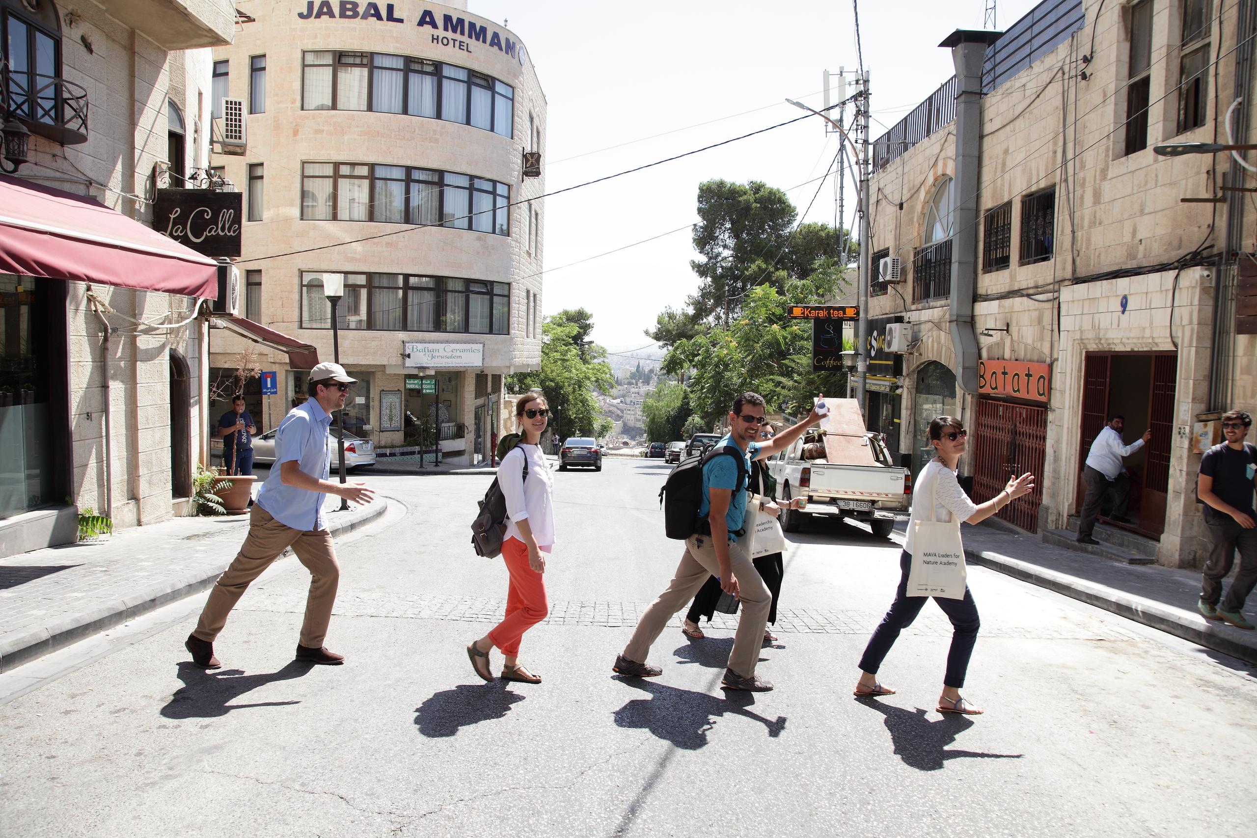 Common purpose_group of people crossing the city street_Mava_Teresa Gil