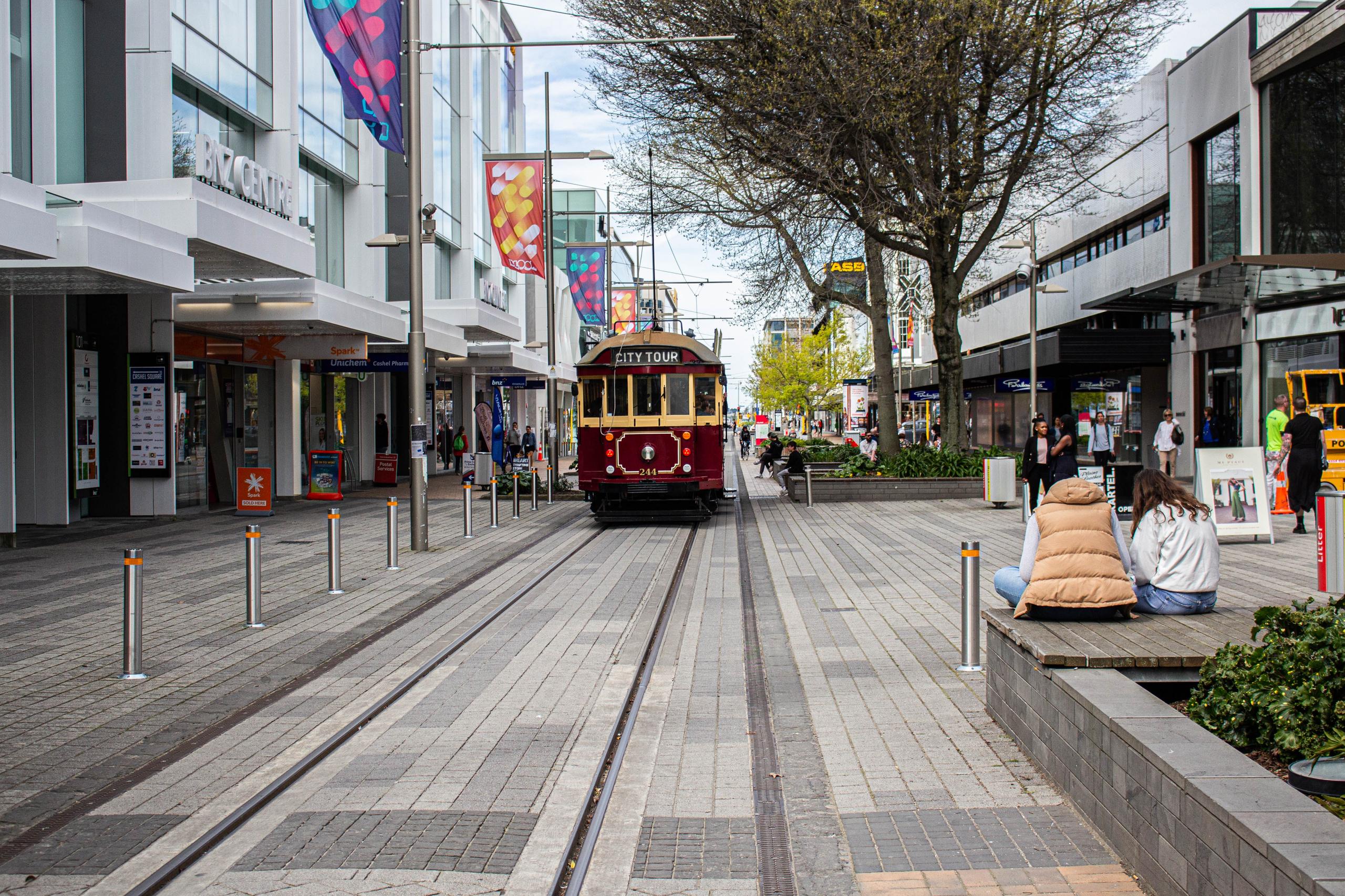 Common purpose_train in the city_tanie p