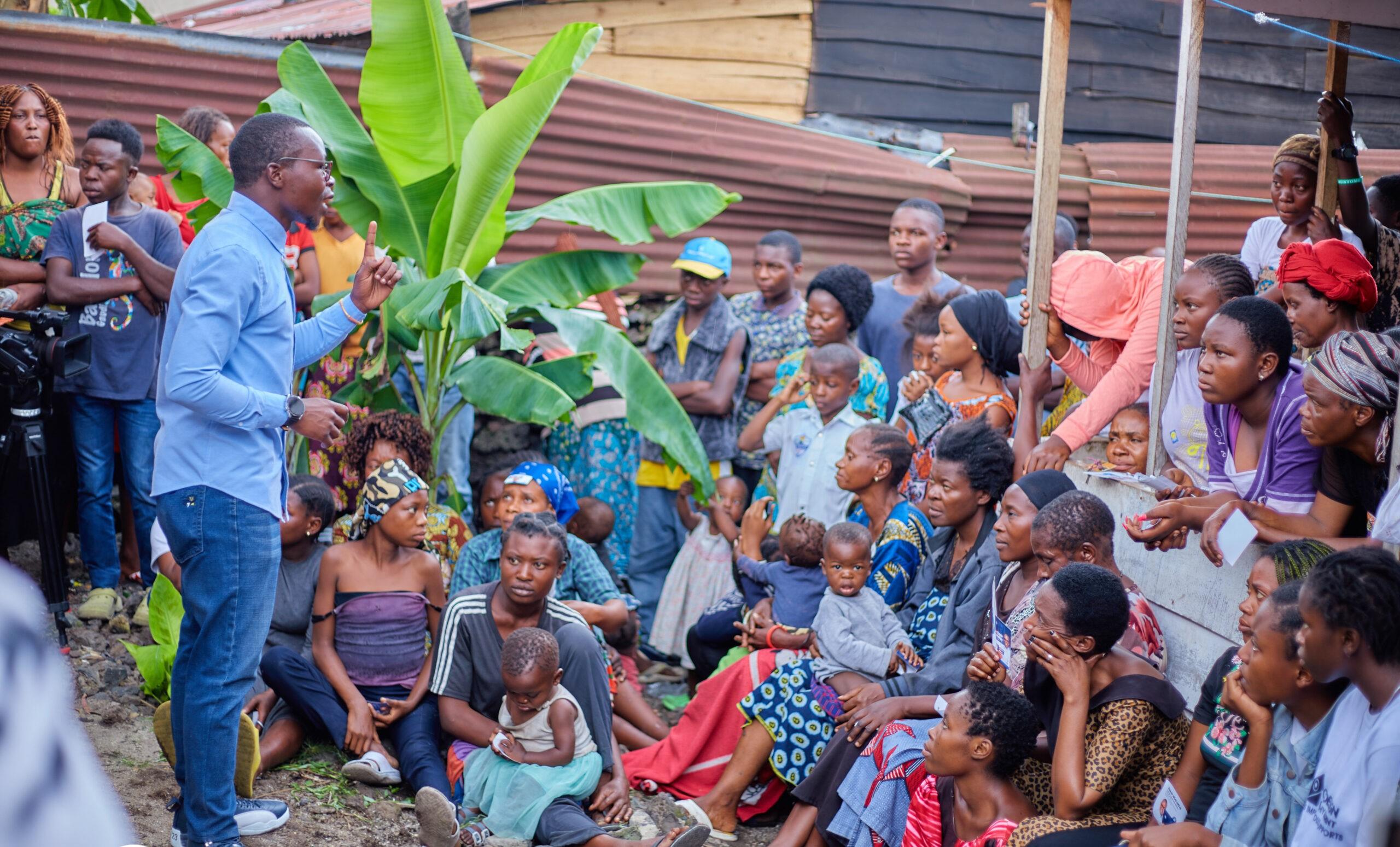 Espoir N 1 Espoir Ngalukiye speaking to a group